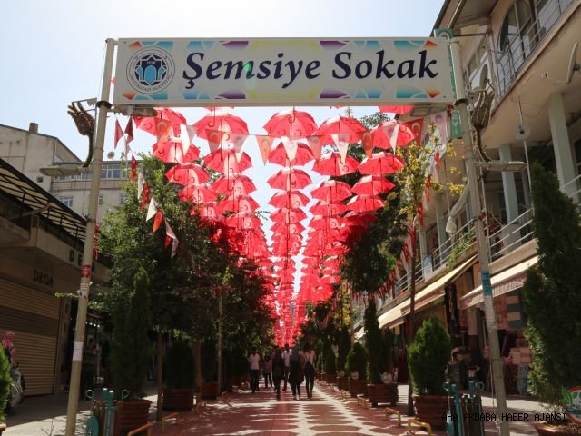 AY YILDIZLI ŞEMSİYELER, ŞEHİTLERE SAYGI İÇİN ASILDI