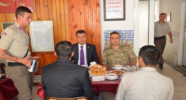 Boyabat Belediye Başkanı Şefik Çakıcı askerlerle karavana yedi