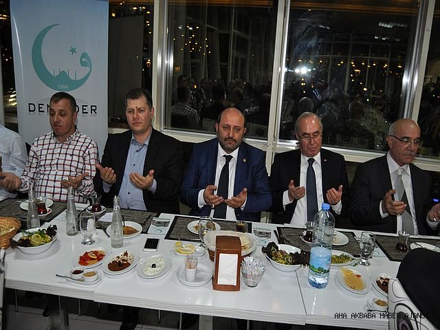 Denimder sofra bereketinde dostlarını ağırladı