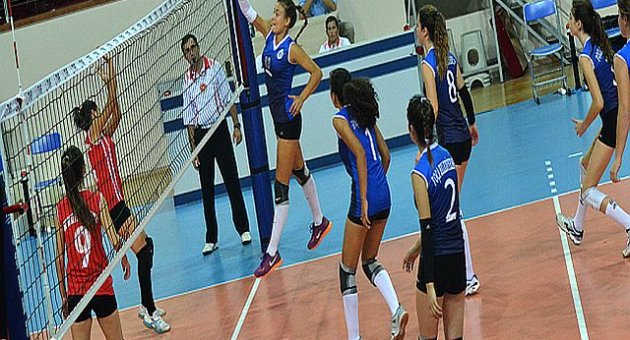 Foça Belediye Spor Genç Bayan Voleybol Takımı İlk Maçında Galip...