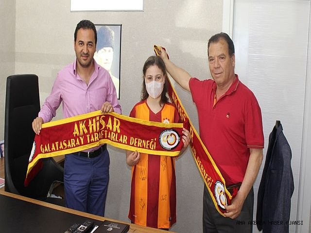 İMZALI FORMA DUYGU’YU SEVİNDİRDİ