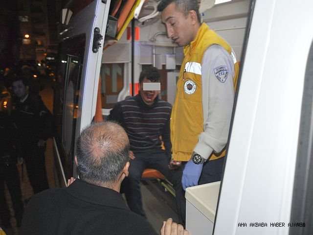 Mahallenin gençleri kız yüzünden birbirine girdi.Polis zor müdahale etti