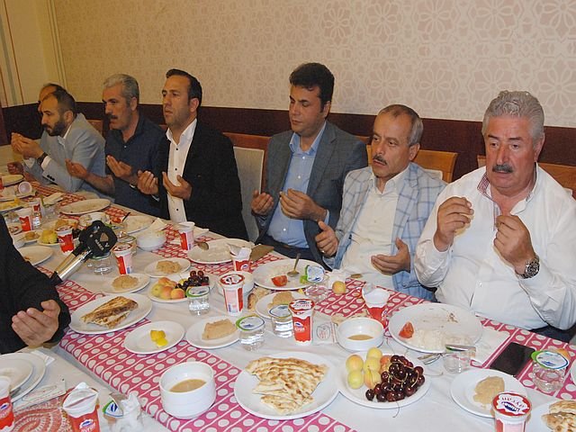Mastöb Kayısı bahçesinde iftar sofrasında gönülleri ağırladı