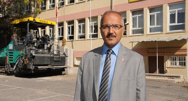 Okul Bahçelerinde Asfaltlama Çalışmaları Devam Ediyor