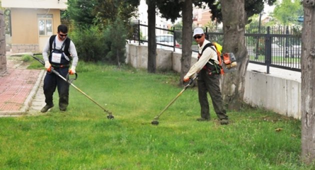 Okul bahçelerinde ot ve çim biçme çalışması yapılıyor