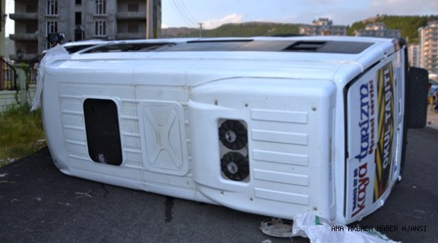 Otomobil İl Öğrenci Servisi Kaza Yaptı 10 Kişi Yaralandı
