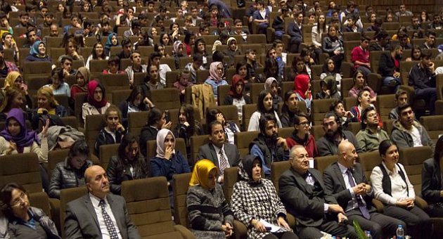Prof.Dr. Orhan Kural’ın “Yaşanabilir Bir Dünya İçin Elele” Konferansına HKÜ’de Büyük İlgi