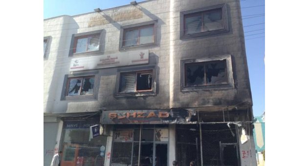 Şanlıurfa'da Sosyal Hiizmetler Binası Eylemciler Tarafından Ateşe Verildi.
