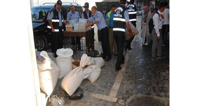 Şanlıurfa'da Zabıta Küflenmiş Kuruyemişe El Koydu