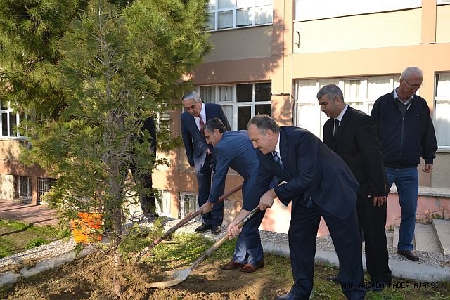 Şehzadeler Manisa Mesleki Ve Anadolu Teknik Lisesinden Vali Bektaş’a Plaket Yerine Fidan