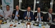 Denimder sofra bereketinde dostlarını ağırladı