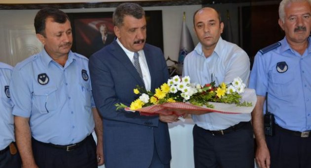 Zabıtalar, Esnaflara Karanfil Hediye Etti