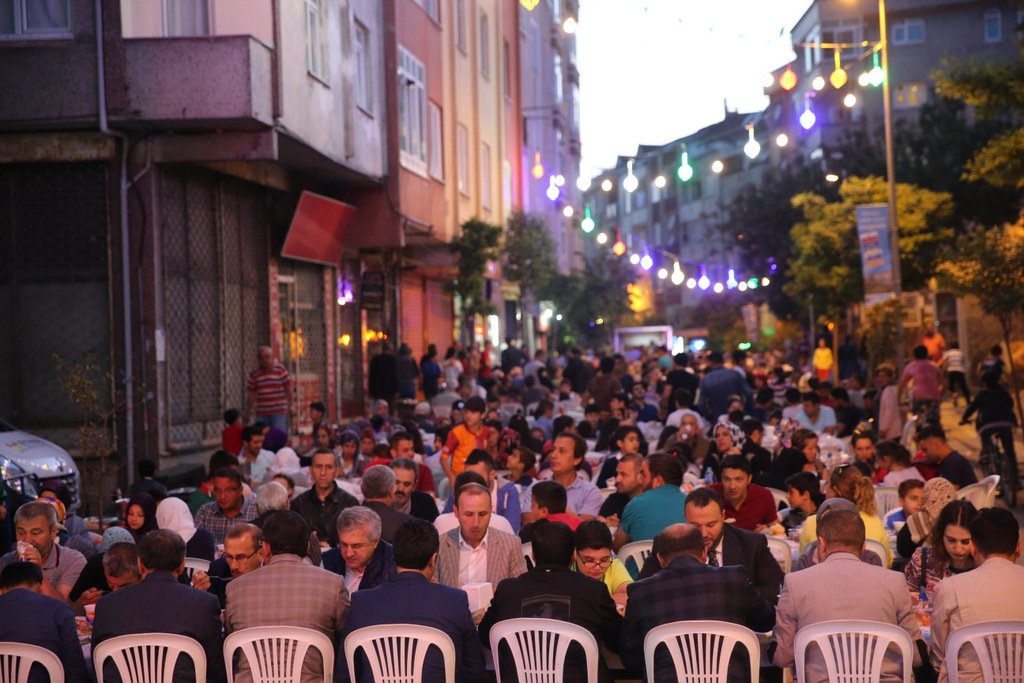 Zeytinburnu Belediyesi “Gönül Sofrası’nda” 2 Bin Kişiyi Ağırladı
